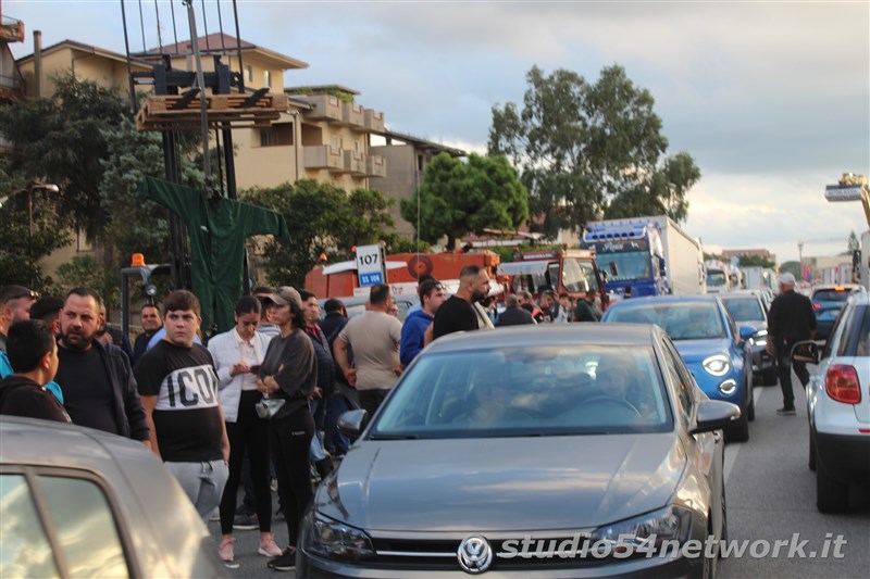 STATALE 106, la Calabria scende in strada: centinaia di lavoratori e cittadini uniti contro il carovita. La protesta della dignit� e del lavoro in diretta su Studio54network. con Studio54network, la Radio dei Grandi Eventi